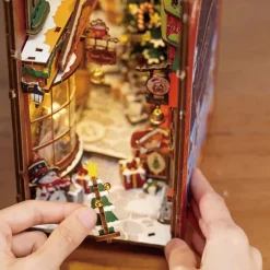 Robotime Rolife DIY Christmas Street Book Nook Shelf Insert TGC06